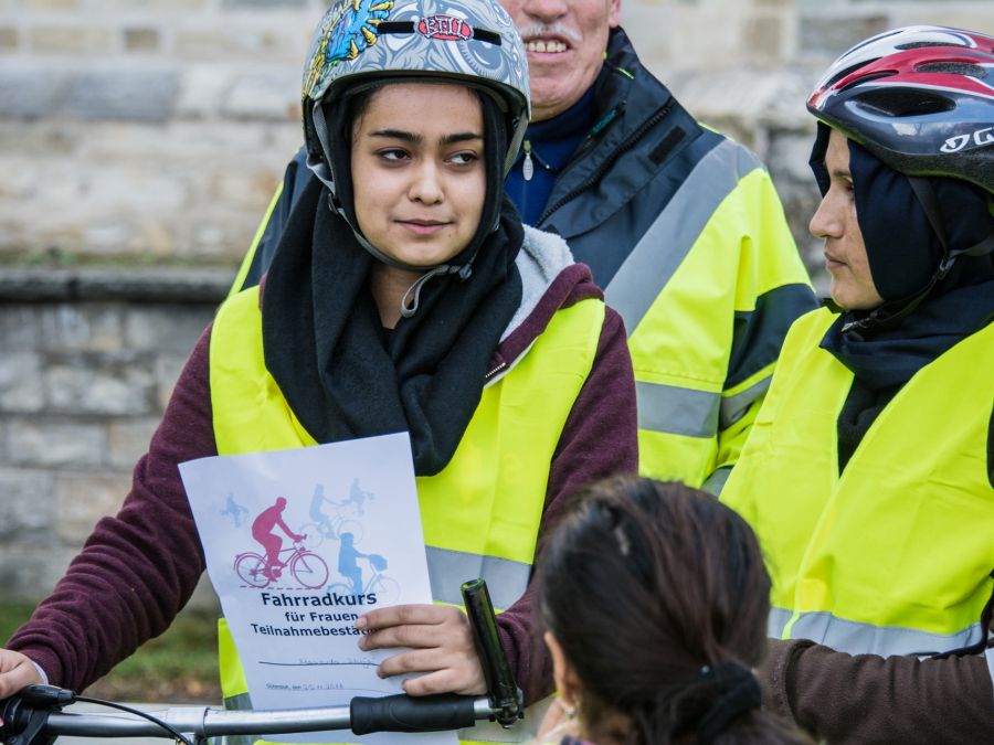 Fahrradtraining für geflüchtete Frauen © Amt für Presse- und Öffentlichkeitsarbeit, Kreis Paderborn, Julian Sprenger